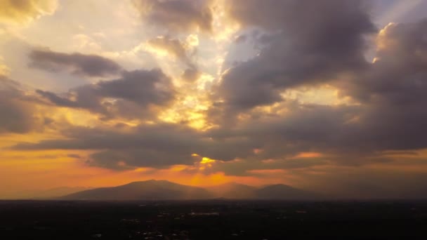 Ουρανός Ηλιοβασιλέματος Τις Χρυσές Ακτίνες Του Ήλιου Στο Φόντο Της — Αρχείο Βίντεο