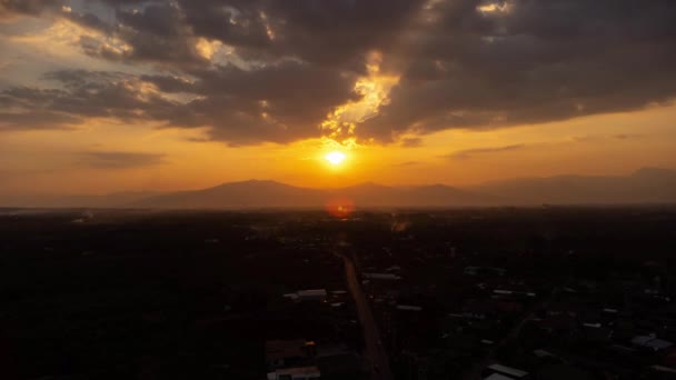 Güneşin Altın Işıklarıyla Gün Batımı Gökyüzü Arkadaki Dağ Manzaraları Kırsal — Stok video
