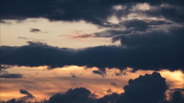 Vista Aérea Céu Bonito Com Nuvens Luz Solar Durante Pôr — Vídeo de Stock