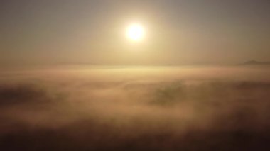 Sabahları bulutlar ve sisli güzel gündoğumu sırasında gökyüzü ve güneş ışığı manzarası. Sabah erken saatlerde dağlarda doğal gökyüzü arkaplanı