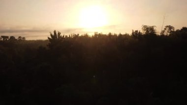 Sabahları bulutlar ve sisli güzel gündoğumu sırasında gökyüzü ve güneş ışığı manzarası. Sabah erken saatlerde dağlarda doğal gökyüzü arkaplanı