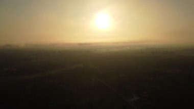 Sabahları bulutlar ve sisli güzel gündoğumu sırasında gökyüzü ve güneş ışığı manzarası. Sabah erken saatlerde dağlarda doğal gökyüzü arkaplanı