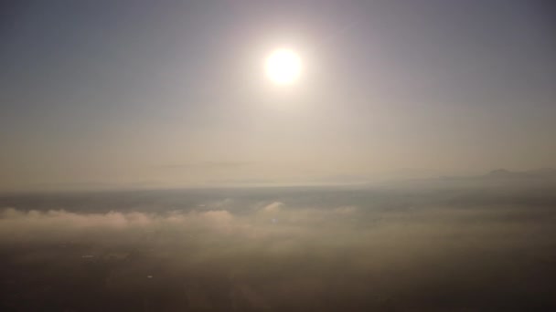 Luchtfoto Van Hemel Zon Tijdens Prachtige Zonsopgang Met Wolken Mist — Stockvideo