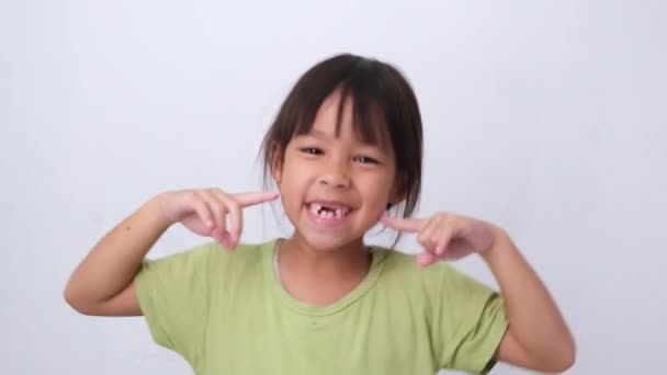 Portrét Asijské Dívky Zlomenými Horními Zuby Prvními Trvalými Zuby Přátelské — Stock video