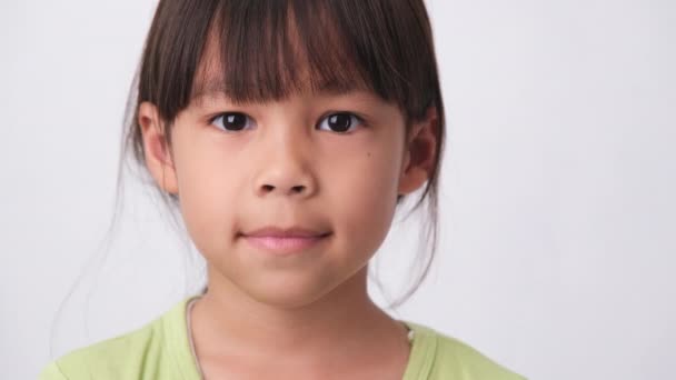 Portret Van Een Aziatisch Meisje Met Gebroken Melktanden Eerste Permanente — Stockvideo