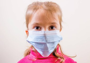 Maskeli küçük kız. Coronavirus ve sağlık