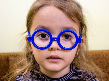 Küçük güzel bir kızın zeki görünüşü. Okul ve eğitim