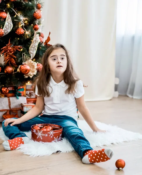 Güzel küçük kız ve yeni yıl. Down sendromu