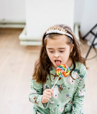 Down sendromu ve yeni yıl masalları olan bir kız.