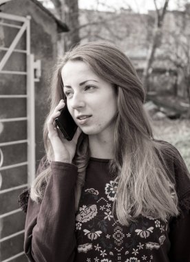 Genç ve güzel bir öğrenci. Siyah beyaz fotoğraf