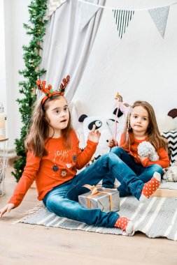 İki küçük kız kardeş. Down sendromlu kız.