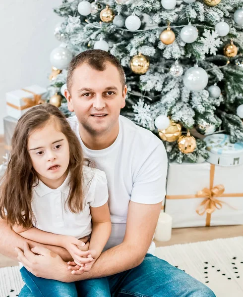 Down sendromlu mutlu baba ve küçük kız. Noel Masalı