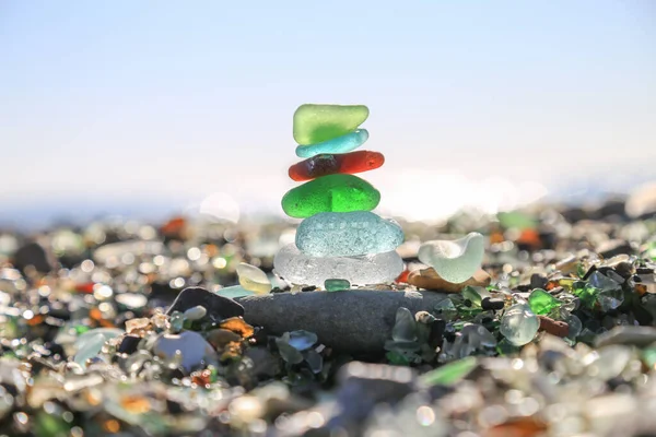 Sahilde renkli cam piramidi. Vladivostok, Glass Körfezi