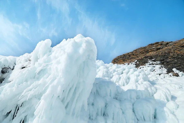 바이칼호의 얼음덮인 바위들 — 스톡 사진