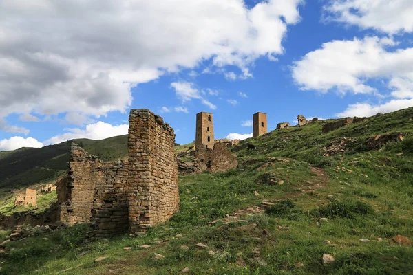 Dağıstan Cumhuriyeti 'ndeki eski Goor Aul' daki gözetleme kulesi.