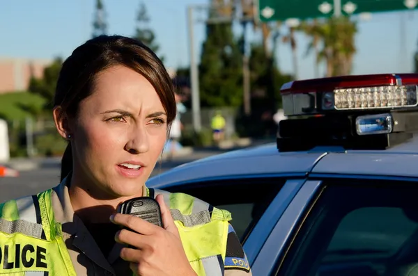 Kvinnlig polis — Stockfoto