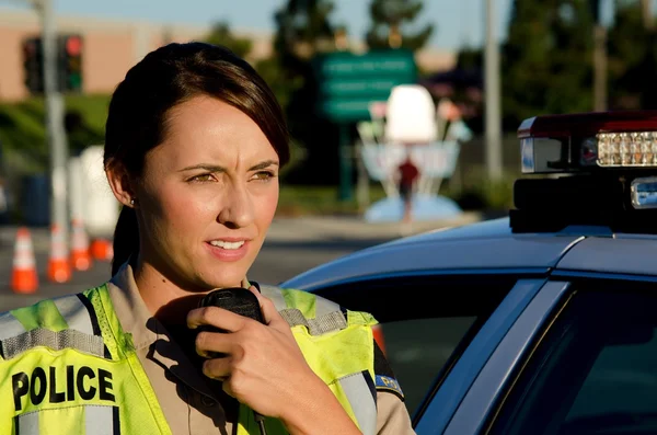 Kvinnlig polis — Stockfoto