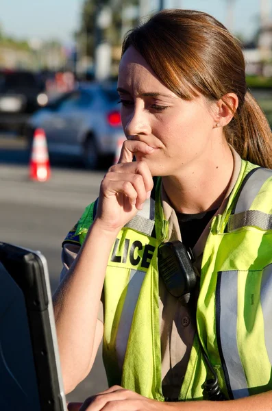 Жіночий офіцер поліції — стокове фото
