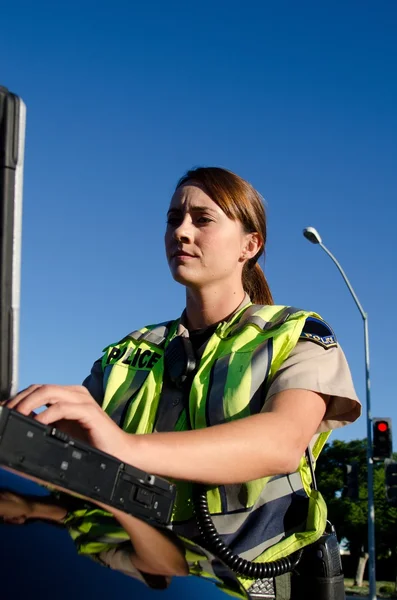 Kobieta oficer policji — Zdjęcie stockowe