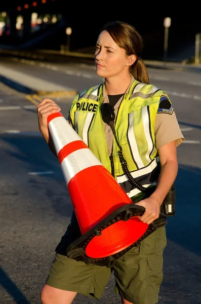 Женщина-офицер полиции — стоковое фото