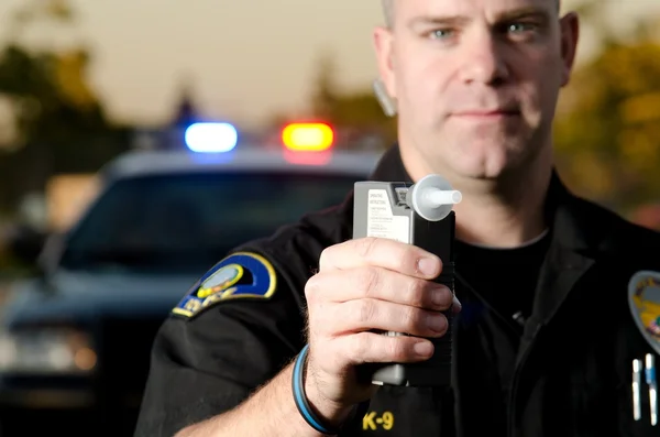 警察官が呼吸試験機を持っている ストック画像