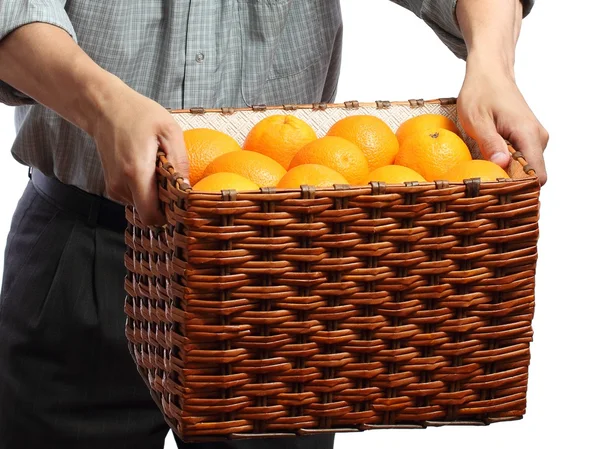 Руки тримають коробку апельсинів — стокове фото