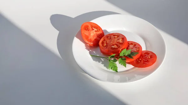 Tomate Coupée Avec Branche Persil Sur Plaque Blanche Avec Espace — Photo