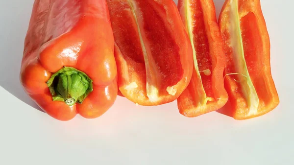 Κόκκινο Bell Pepper Φέτες Κοπής Ελαφρά Επιφάνεια Close — Φωτογραφία Αρχείου