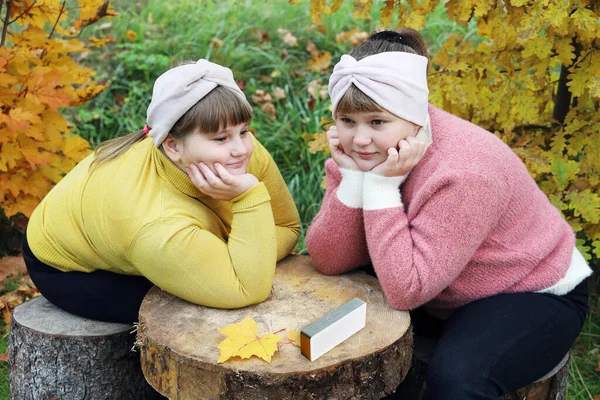 Dos Chicas Sonrientes Regordetas Sientan Tocones Aire Libre Otoño Escuchan —  Fotos de Stock