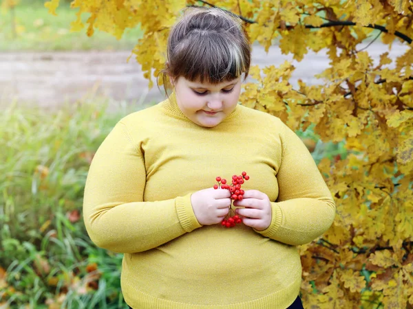 Одинокая Толстая Девушка Жёлтой Одежде Стоит Улице Осенью — стоковое фото
