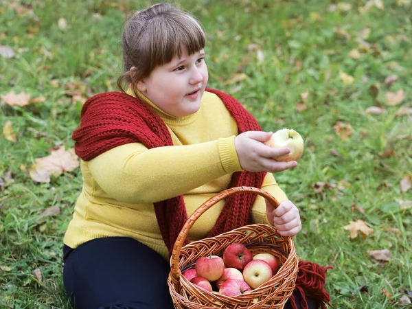 Obese Meisje Met Rode Sjaal Zit Het Gras Houdt Mand — Stockfoto