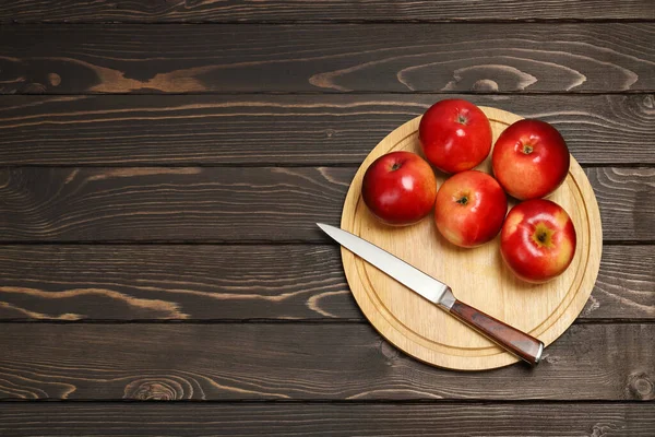 Pommes Mûres Rouges Sur Planche Découper Ronde Avec Couteau Cuisine — Photo