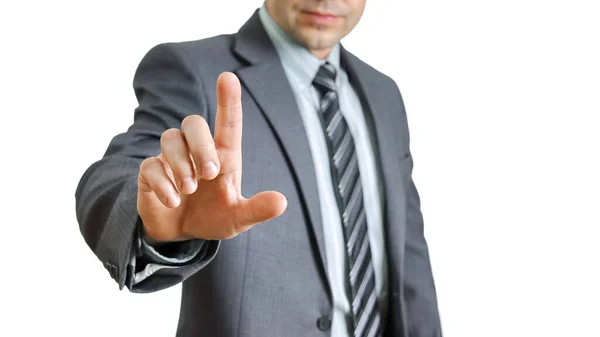 選択フォーカス スーツのビジネスマンの指は 白の背景に隔離された仮想スクリーンボタンの焦点または押す指を示しています — ストック写真
