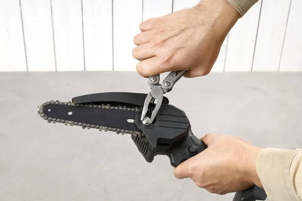 Hands Fix Nut Portable Chain Saw Multitool Series Tool Preparation — Stock Photo, Image