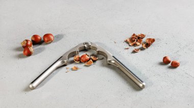 Kalıplı beton yüzeyi ceviz kabuğunu kırmak için kerpeten var ve fındık kabuğu ve bütün ve bölünmüş fındık