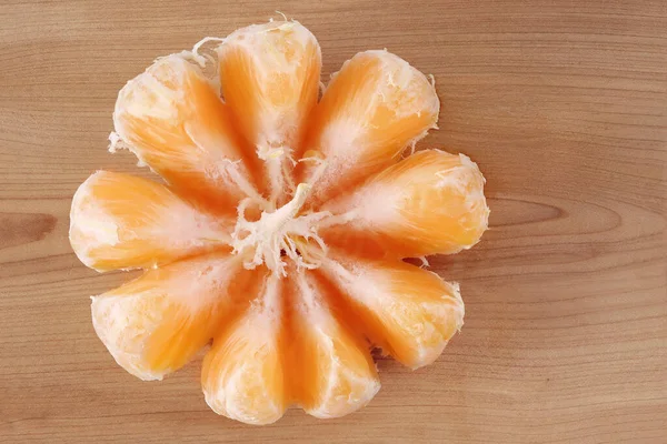 Juicy Orange Slices Mandarin Disconnected Peel Close Wooden Surface Copy — Stock fotografie