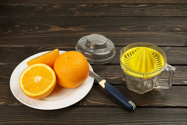 Juicer Squeeze Fresh Juice Citrus Fruits Halves Oranges Plate Copy — Stock fotografie