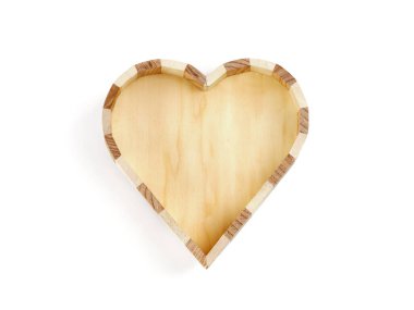Tahta boş kutu kalp şekli, beyaz arka planda izole edilmiş.