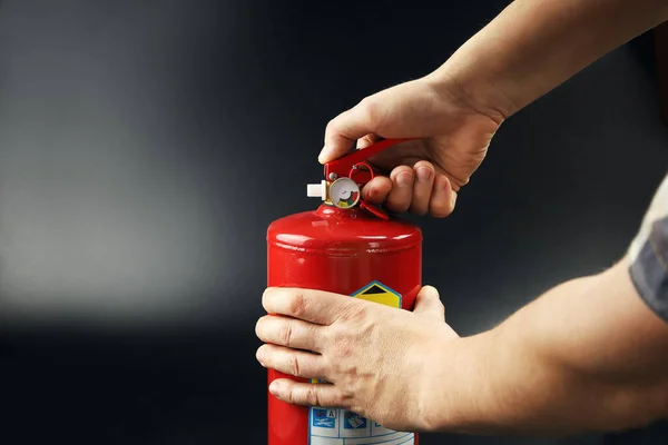 Hände Halten Feuerlöscher Mit Drucksensor Brandschutz Haus Und Bei Verkehrsunfällen — Stockfoto