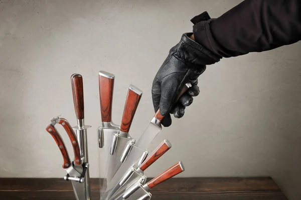 Tangan Sarung Tangan Kulit Hitam Mengambil Pisau Dapur Dari Set — Stok Foto