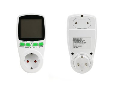 Elektronik elektrik tüketim sayacı, bir prize bağlı farklı cihazlar, gider analizi, wattmetre yakın çekim, beyaz arkaplanda izole edilmiş.
