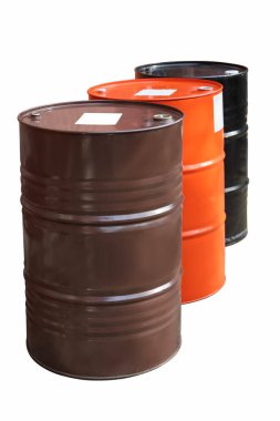 Üç sanayi tipi demir varil, yan görüş, beyaz arka planda izole edilmiş.