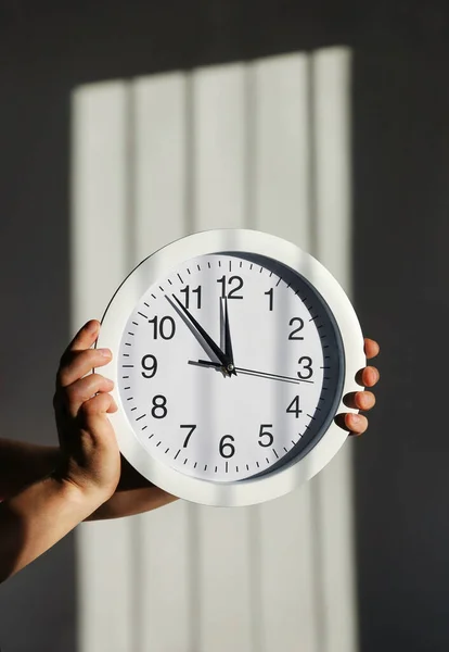 Hände Halten Runde Wanduhr Auf Schattenhintergrund Form Eines Gefängnisgitters Pfeile — Stockfoto