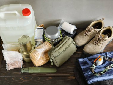 Acil durumlar ve tahliye için uzun vadeli yiyecek ve gerekli nesneler.