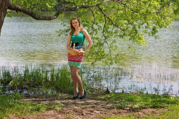 La jeune fille mince et gentille dans une ombre d'arbre — Photo