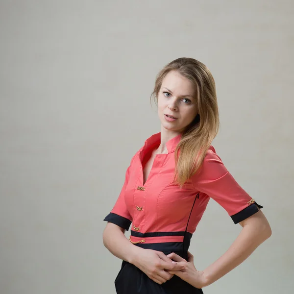 Menina agradável esbelta em um vestido rosa — Fotografia de Stock