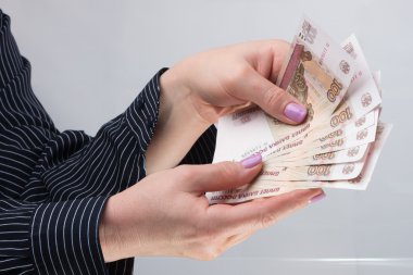eller banknotlar basılı tutun.