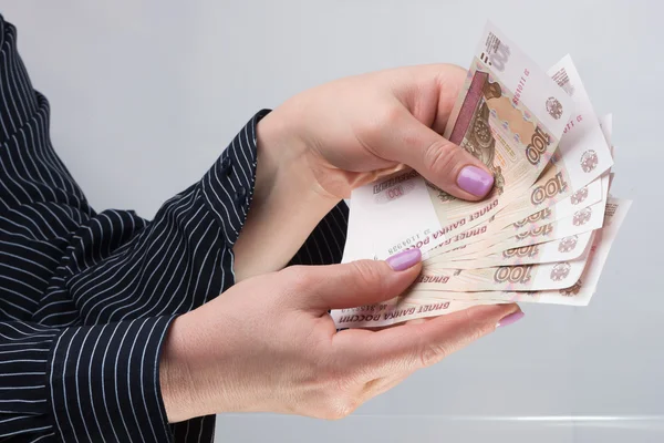 Kobiece ręce trzymać banknotów Zdjęcia Stockowe bez tantiem