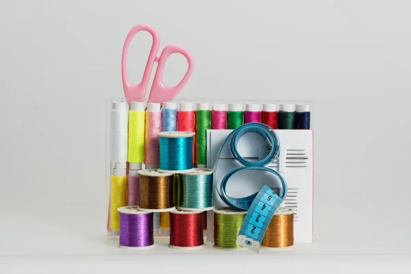 Cívky s barevná vlákna, nůžky, šicí jehly — Stock fotografie