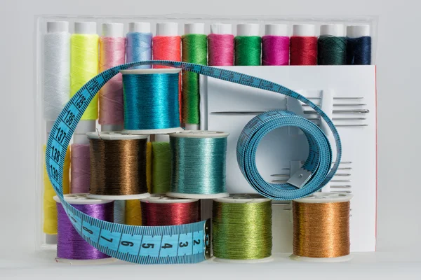 Bobine con fili di colore, aghi per cucire, forbici — Foto Stock